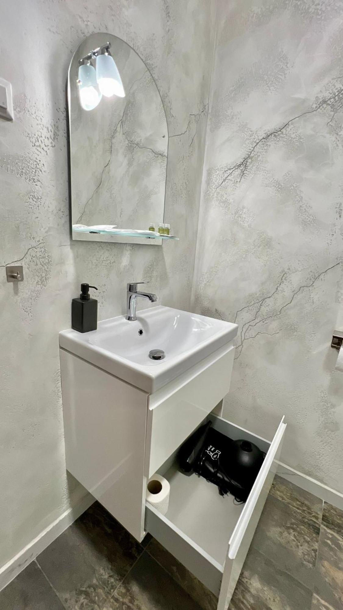 Hotel Fantazia Oradea - Self Check In & Out Ngoại thất bức ảnh